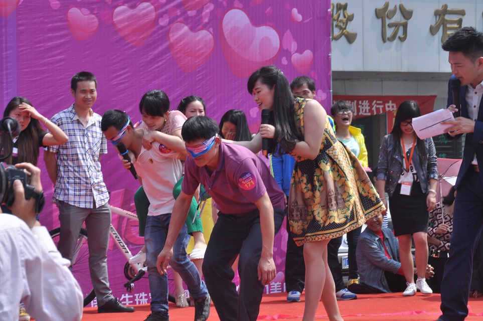 2015年5月2日劉海婚戀與縣委、婦聯(lián)在泰和廣場舉辦的相親會